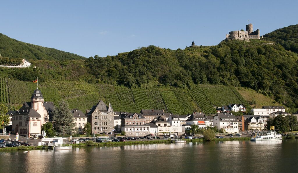 Strome winnice nad Mozelą w Bernkastel-Kues