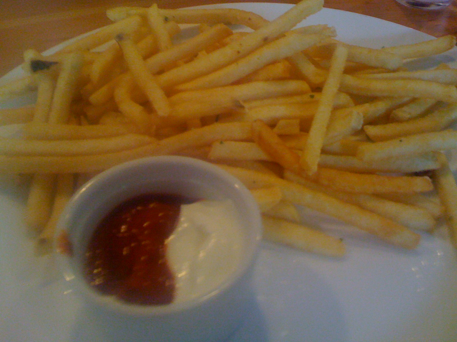 Frytki z parmezanem i majonezem czosnkowym